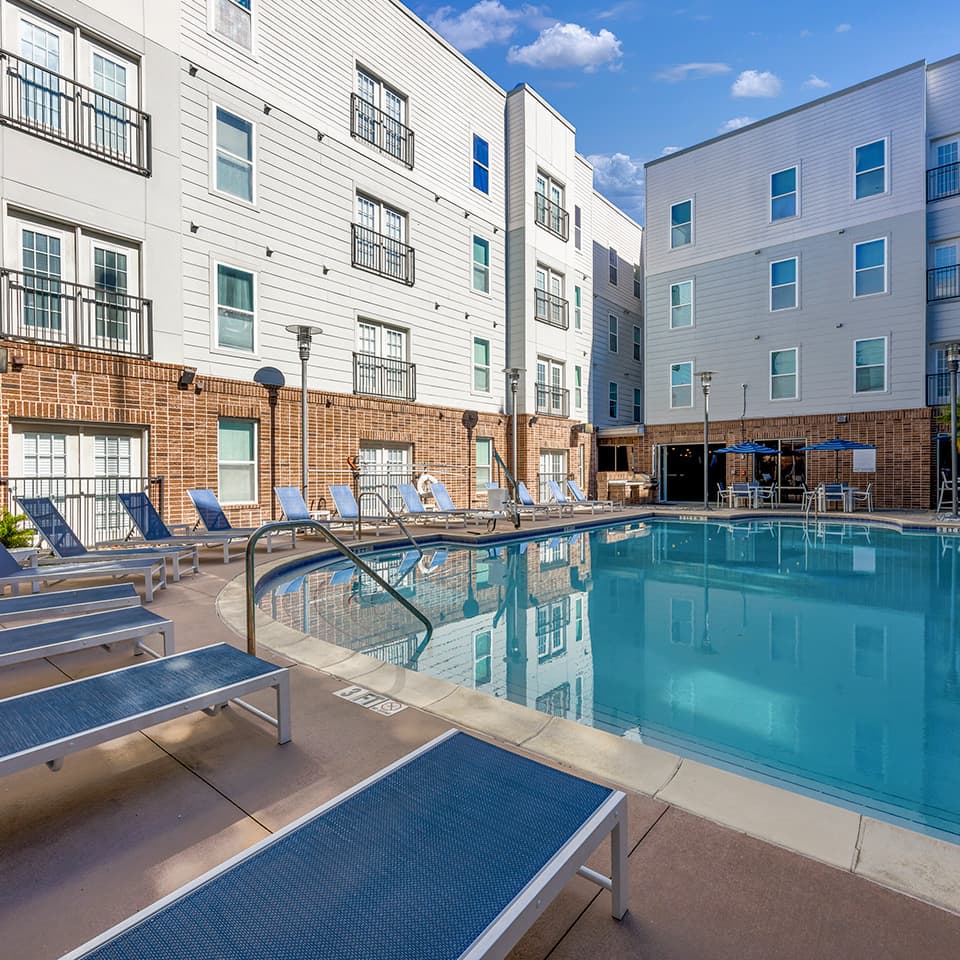 Luxe—Amenities—Pool-(10)