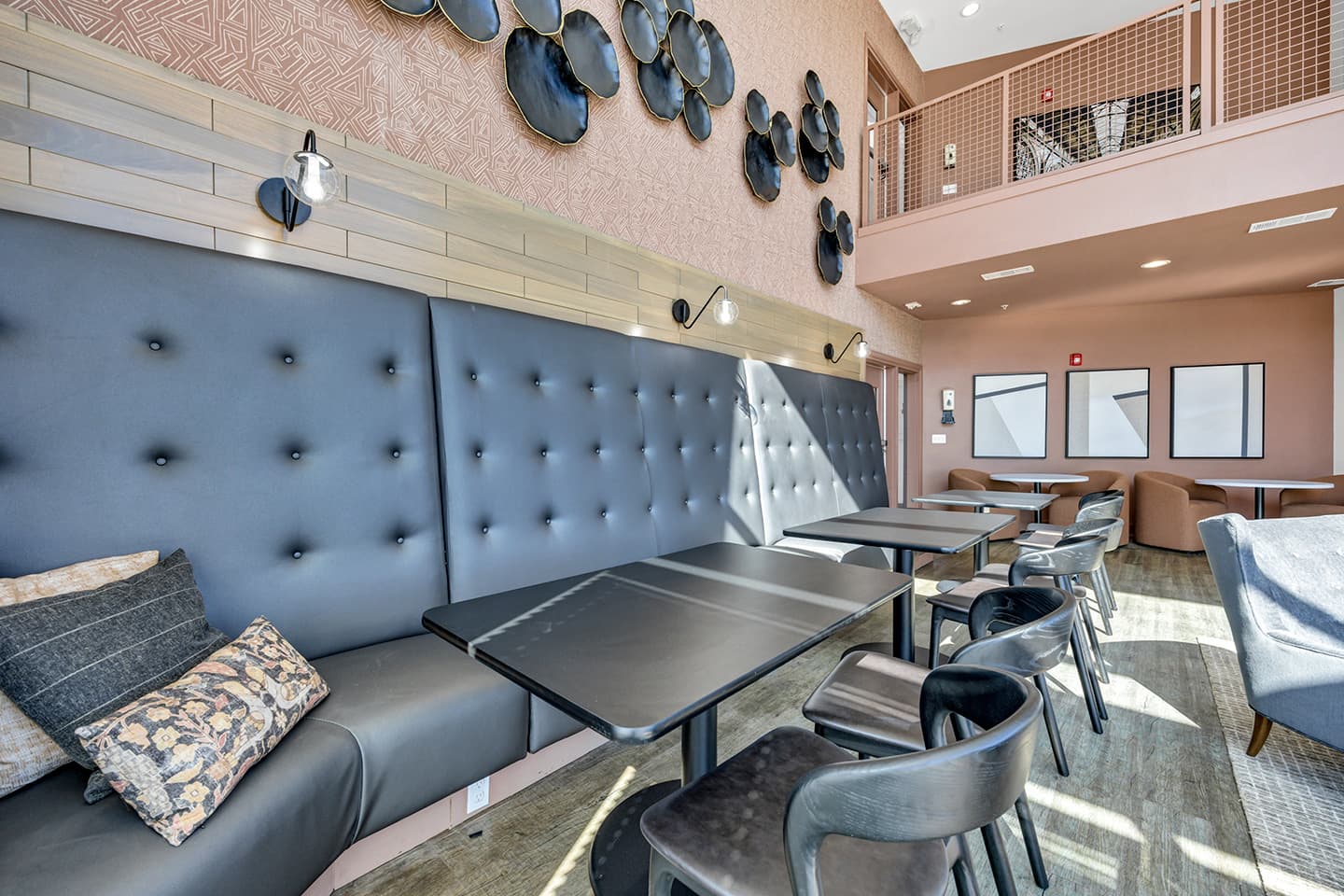 Luxe—Amenities—Study-Lounge-(12)